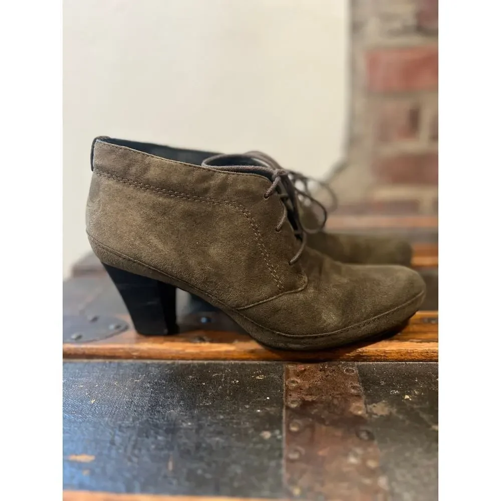 Clarks Artisan Olive Suede Lace Up Block Heel Ankle Boots Women’s 7.5